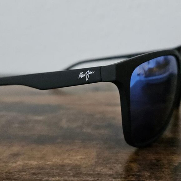 MAUI JIM -- WILD COAST -- MINT CONDITION !!! - Picture 3 of 6